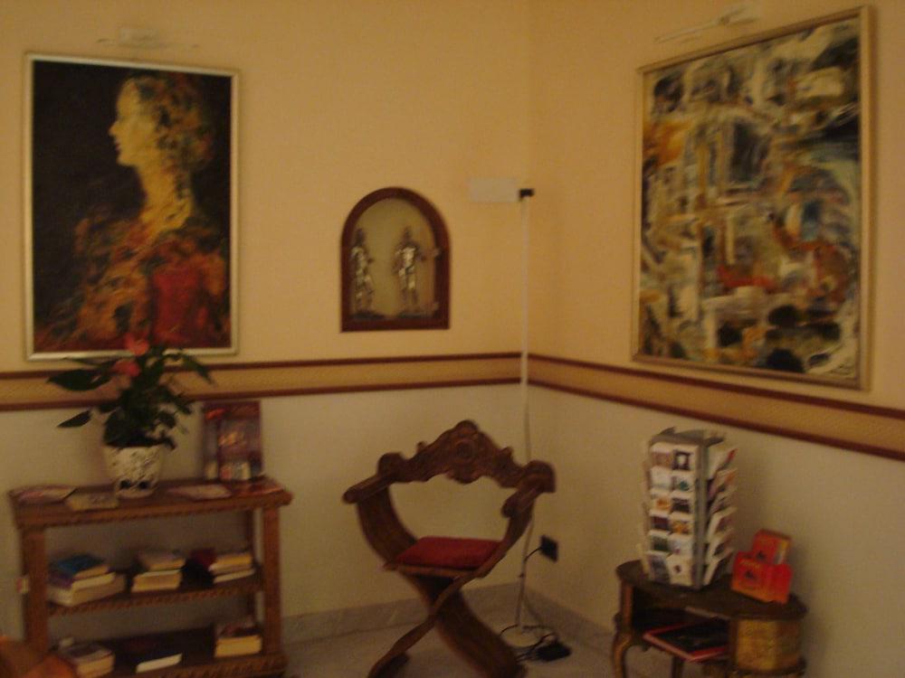 Lobby lounge