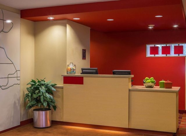 Sonesta Simply Suites Scottsdale North: Reception, photo 3 of 10