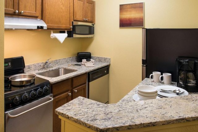 Sonesta Simply Suites Scottsdale North: Private kitchen, photo 8 of 10