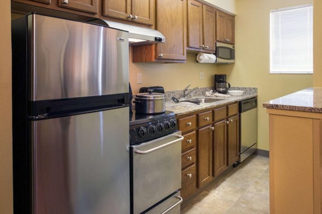 Sonesta Simply Suites Scottsdale North: Private kitchen, photo 9 of 10